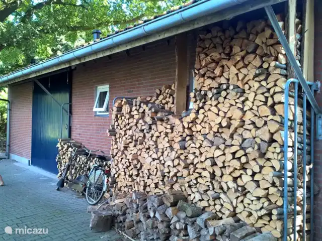 De voorkant. Hout voor een vuurtje of de houtkachel kan je zo pakken.